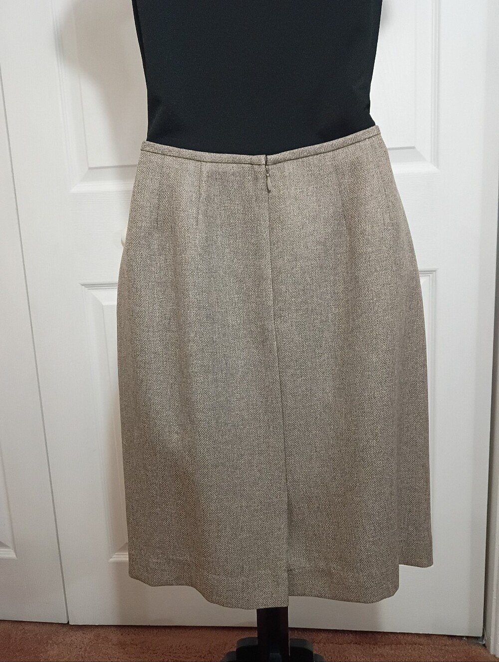 Le Suit Petite 6 Skirt Suit Set - 3 Button Accent Blazer & Skirt - Picture 9 of 15